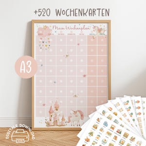 Op de afbeelding: Een ingelijste roze en witte weekplanner met een rasterindeling, met illustraties van een kasteel, eenhoorn en vlinders. De tekst "Mein Wochenplan" staat bovenaan, met de maat A3 aangegeven. Inclusief een set stickers met diverse iconen.