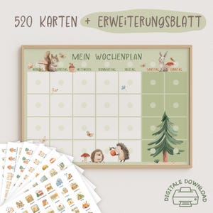 以下が含まれることがあります： 木製のフレームに入った、緑と白のデザインの週間プランナー。森のイラストが描かれています。プランナーには「MEIN WOCHENPLAN」と「DIGITALE DOWNLOAD」の文字が入っています。ステッカーのセットが左下に表示されています。