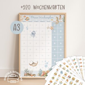 Könnte beinhalten: Ein gerahmter A3 Wochenplaner mit hellblauem und weißem Rasterdesign, mit Illustrationen von Meeresbewohnern. Der Text "+520 WOCHENKARTEN" und "Mein Wochenplan" sind sichtbar. Enthält einen Satz Aufkleber mit verschiedenen Symbolen. "DIGITALE DOWNLOAD" ist ebenfalls sichtbar.