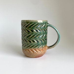 Tasse 43 Tasse dorée et verte sculptée au feu de bois et émaillée au sel image 1