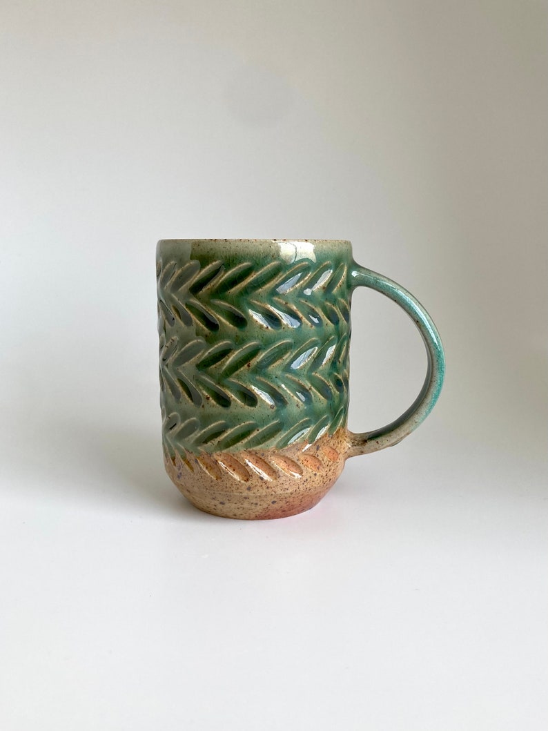 Tasse 43 Tasse dorée et verte sculptée au feu de bois et émaillée au sel image 1