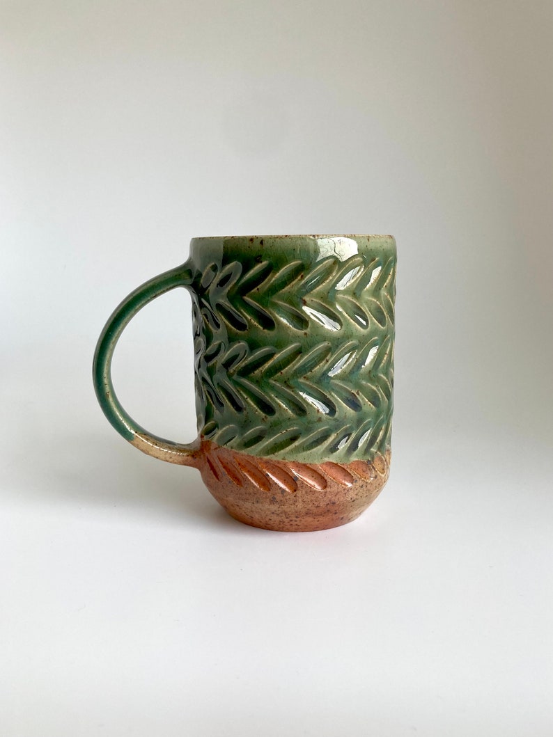 Tasse 43 Tasse dorée et verte sculptée au feu de bois et émaillée au sel image 2