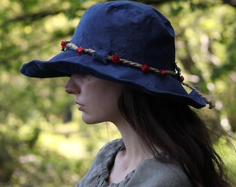 Chapeau de soleil en lin bleu marine : bord métallique, fleurs en papier de mûrier