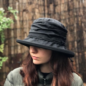 Noir chapeau de pluie en coton ciré britannique chapeau de pluie pour femme chapeau en coton ciré chapeau imperméable chapeau pop up chapeau imperméable pour femme image 1