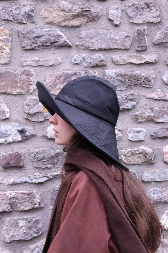 10 outfits con sombrero negro perfectos para otoño