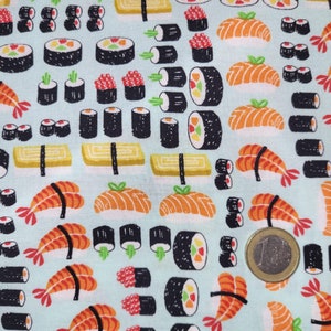 Peut inclure: Un tissu bleu avec un motif répétitif de rouleaux de sushi, de crevettes et d'autres aliments japonais. Le tissu est parfait pour les projets d'artisanat, le quilting et d'autres projets de couture.