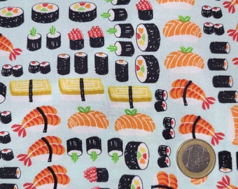Puede incluir: Una tela azul con un patrón repetitivo de rollos de sushi, camarones y otros alimentos japoneses. La tela es perfecta para proyectos de manualidades, acolchado y otros proyectos de costura.
