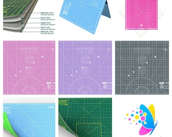 Pode incluir: Um conjunto de tapetes de corte autocicatrizantes em várias cores, incluindo rosa, roxo, azul, verde e cinza. Os tapetes são projetados para uso com cortadores rotativos e apresentam um padrão de grade para corte preciso. Os tapetes também são sobrepostos para mostrar os diferentes materiais usados em sua construção. A imagem também inclui um logotipo para Simply Sew Crafty.