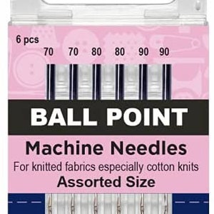 Könnte beinhalten: Eine Packung mit 6 Hemline-Nähmaschinennadeln mit abgerundeter Spitze, in den Größen 70, 80 und 90. Die Verpackung ist rosa und blau und trägt den Text "BALL POINT Machine Needles For knitted fabrics especially cotton knits Assorted Size".