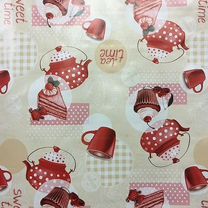 Może przedstawiać: Powtarzający się wzór na jasnobeżowym tle z czerwonymi czajnikami, kubkami, kawałkami ciasta i babeczkami. Czajniki i kubki są czerwone w białe kropki. Widoczny jest również tekst "tea time" i "sweet time".