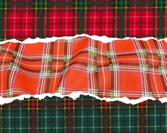 Könnte beinhalten: Ein zerrissener Papiereffekt zeigt Schichten aus kariertem Stoff in Rot, Grün und Orange. Die Karomuster weisen sich kreuzende Linien in verschiedenen Farben auf und erzeugen ein klassisches Tartan-Design. Das Bild zeigt ein Textildesign.