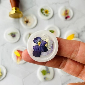 Bulk Pressed Flower Vellum Wax Seal Stickers. Wildflower Adhesive Wax Seal Stickers for Cards & Invitations. Ready to Ship Bild 2