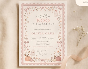 Pode incluir: Um convite retangular para chá de bebê com borda festonada em rosa seco. O texto diz: a little BOO IS ALMOST DUE, OLIVIA CRUZ, OCTOBER 28TH AT 6:30PM. Apresenta ilustrações de fantasmas, abóboras, laços e elementos florais decorativos.