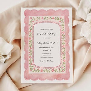 Puede incluir: Una invitación rosa y blanca para un primer cumpleaños con un borde festoneado. La invitación incluye texto en escritura negra, detalles florales y la fecha 13 de enero de 2026. Sobre un fondo crema.