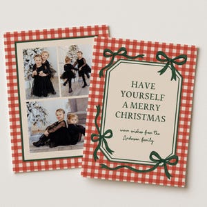 Pode incluir: Cartões de Natal com uma borda xadrez vermelha e branca. Um cartão apresenta fotos de família, o outro diz "Have Yourself a Merry Christmas" com detalhes de laço verde. Os cartões estão em um fundo branco.