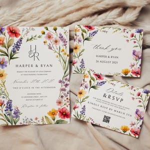 K&ouml;nnte beinhalten: Hochzeits-Einladungssuite mit floralen Designs. Die Haupteinladung zeigt die Namen des Paares, "Harper & Ryan", das Datum "November 30th 2030" und die Uhrzeit "Two o'clock in the afternoon". Die RSVP-Karte enth&auml;lt einen QR-Code und den Text "Details & RSVP". Die Dankeskarte zeigt den Text "Thank you, Harper & Ryan, 26 August 2025".