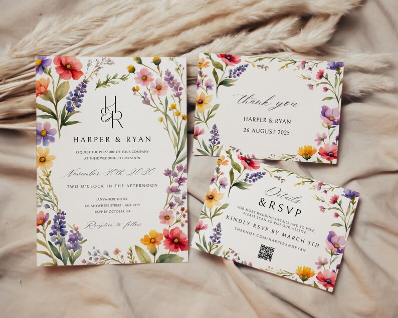 K&ouml;nnte beinhalten: Hochzeits-Einladungssuite mit floralen Designs. Die Haupteinladung zeigt die Namen des Paares, "Harper & Ryan", das Datum "November 30th 2030" und die Uhrzeit "Two o'clock in the afternoon". Die RSVP-Karte enth&auml;lt einen QR-Code und den Text "Details & RSVP". Die Dankeskarte zeigt den Text "Thank you, Harper & Ryan, 26 August 2025".