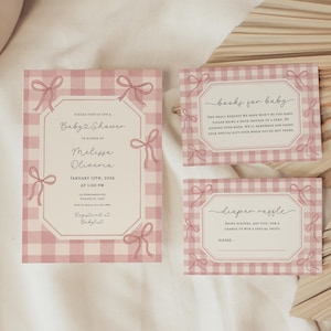 Puede incluir: Juego de papelería para baby shower con estampado de cuadros vichy rosa y lazos decorativos. La invitación detalla el baby shower de Melissa Oliveria el 13 de enero de 2016. Incluye tarjetas para libros y una rifa de pañales.