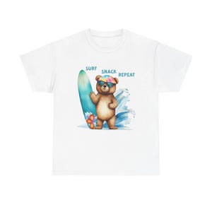 Camiseta Surf Snack Repeat Bear / Lindo oso surfista, camiseta de verano para la playa