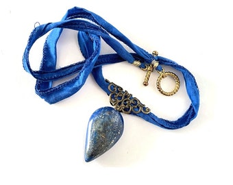 Beautiful Lapis Lazuli Necklace. Third Eye Chakra, Lapis Lazuli Healing Energy Crystal. Intuition and Awareness Lapis Stone on handmade silk