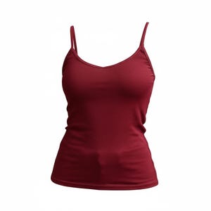 Könnte beinhalten: Ein einfarbiges, dunkelrotes Camisole mit V-Ausschnitt und dünnen Spaghettiträgern. Das Kleidungsstück besteht aus einem glatten, blickdichten Stoff mit einer körpernahen Passform, die bis zur Hüfte reicht und ein schlichtes Design bietet.