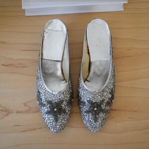 50s 60s Women's 6 Silver Sequin Beaded Slides Slipper Shoes Low Heel Slides Slip Ons Wedding Evening Formal Dress image 4