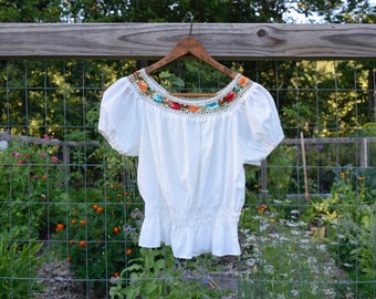 1950s XS Folk Peasant Blouse Crochet Floral Collar White Puff Sleeve Smocked Crop Top Vintage Women's