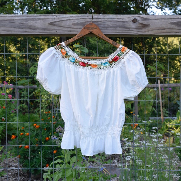 1950s XS Folk Peasant Blouse Crochet Floral Collar White Puff Sleeve Smocked Crop Top Vintage Women's