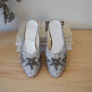 50s 60s Women's 6 Silver Sequin Beaded Slides Slipper Shoes Low Heel Slides Slip Ons Wedding Evening Formal Dress image 3