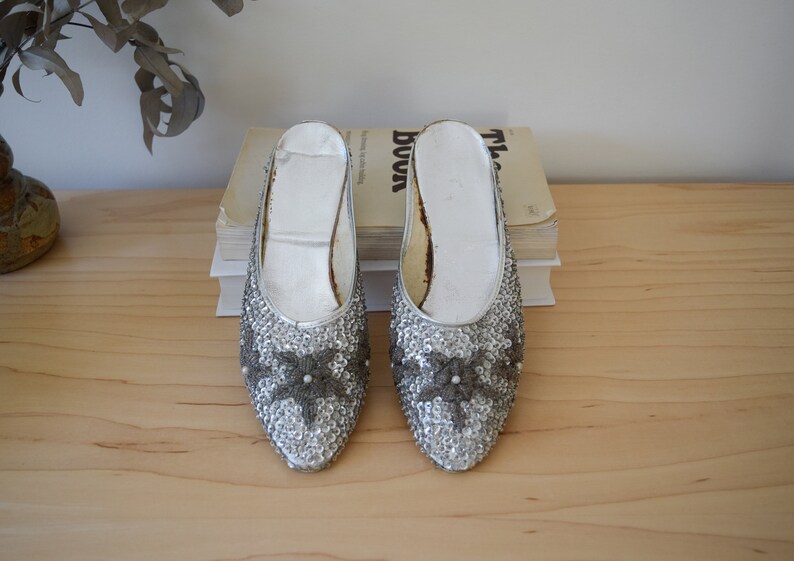 50s 60s Women's 6 Silver Sequin Beaded Slides Slipper Shoes Low Heel Slides Slip Ons Wedding Evening Formal Dress image 3