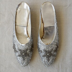 50s 60s Women's 6 Silver Sequin Beaded Slides Slipper Shoes Low Heel Slides Slip Ons Wedding Evening Formal Dress image 5