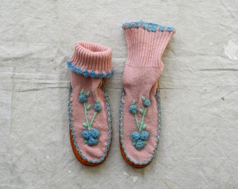 50s 60s Women's 6-6 1/2 Handcraft Co Moccasox Princeton Minnesota Pink Blue Knit Wool Leather Sole 6.5 Slippers