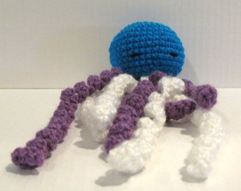 Jouet enfant méduse endormie Amigurumi au crochet fait main bleu blanc violet