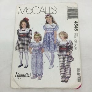 Puede incluir: Un patrón de costura vintage de McCall's con ilustraciones de vestidos y un mono para niños. El patrón incluye tallas CF (4, 5, 6). La portada tiene el texto "Nannette" y el número de patrón 4545.