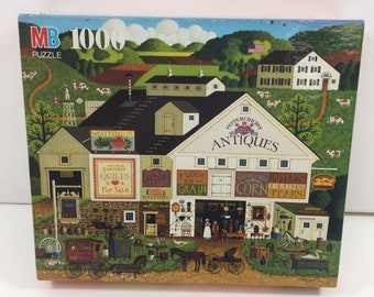 Może przedstawiać: Ilustracja w stylu vintage wiejskiego sklepu z różnymi szyldami, w tym "Watermelon", "Antique Quilts", "Honey Jellies", "Flour & Grain", "Apples", "Corn", "Pears" i "Peppercricket Antiques". Sklep otoczony jest zielonym polem z krowami i czerwonym stodołą w tle.