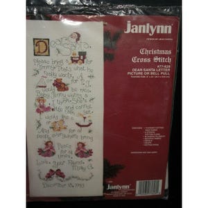 Puede incluir: Un kit de punto de cruz navideño Janlynn. El kit incluye un diseño de imagen o tirador de campana de Carta a Papá Noel. El tamaño final es de 20 x 50 cm. El kit contiene tela Aida de algodón de 14 hilos, hilo de algodón de 6 hebras e instrucciones.