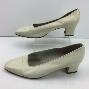 Van Eli Womens Cream Leather Low Heel Pumps Slip on Shoes Size 9