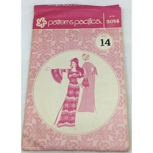 Puede incluir: Patrón de costura vintage para un vestido largo con mangas acampanadas. El patrón es talla 14 y es de Patterns Pacifica. El patrón es rosa y blanco con un diseño floral.