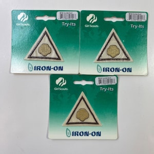 Puede incluir: Un letrero de madera rústica con el texto "Welcome to our home" en letras blancas. El letrero presenta un acabado envejecido y un diseño simple y acogedor, ideal para un porche o entrada.