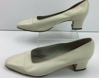 Vintage Vaneli Womens Tan Beige Close Toe Slip On Pump Heels Shoes Office 9M