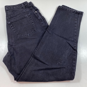 Puede incluir: Un par de pantalones vaqueros de mezclilla negra de cintura alta y pierna recta.