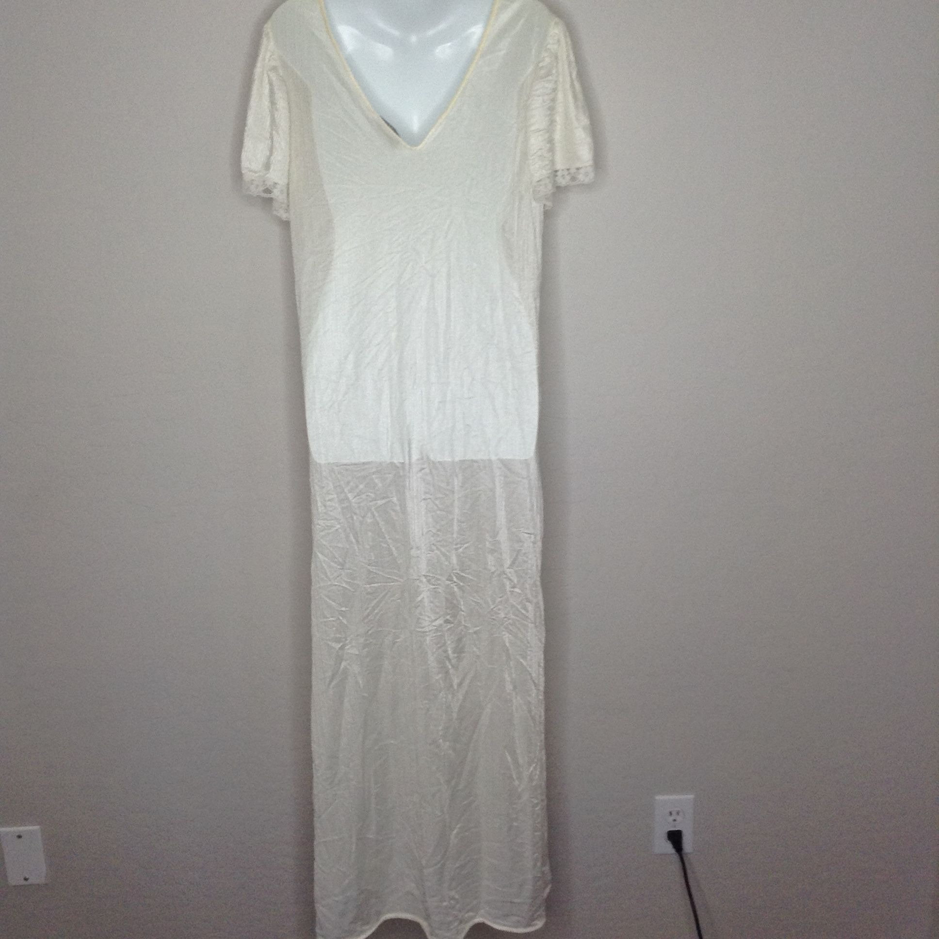 Vintage Val Mode Womens Ivory Night Gown Long V-neck Short