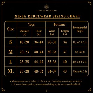 Puede incluir: Tabla de tallas Ninja Rebelwear con medidas en pulgadas. La tabla incluye tallas S, M, L y XL, detallando medidas de hombros, pecho, cintura y largo para tops y bottoms. Tambi&eacute;n proporciona rangos de altura recomendados.