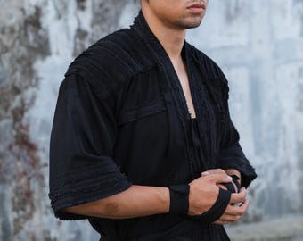Kimono samurái: mezcla de bambú negro y obsidiana, prenda para festivales ciberpunk