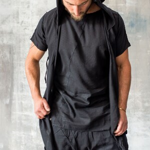 Puede incluir: Conjunto negro de camiseta con capucha y pantalones cortos. La camiseta de manga corta tiene un dise&ntilde;o cosido &uacute;nico, y los pantalones cortos tienen un estilo de tiro bajo. El conjunto est&aacute; hecho de tela ligera.