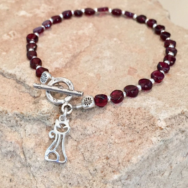 Rotes Armband Granat Armband Sterling Silberarmband, Bettelarmband, Katze-Liebhaber-Armband, Hill Tribe Silber Armband, Geschenk für Katzeperson