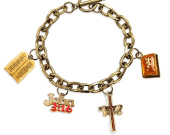 Pulsera con dijes de fe cristiana, en oro o plata antiguos, pintada a mano, hecha en EE. UU., por Whimsical Gifts.