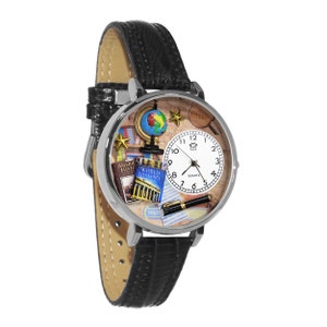 K&ouml;nnte beinhalten: Eine silberfarbene Armbanduhr mit schwarzem Lederarmband. Das Zifferblatt zeigt einen Globus, B&uuml;cher und einen Stift, mit den W&ouml;rtern "American History" und "World History". Das Zifferblatt ist wei&szlig; mit schwarzen Ziffern.