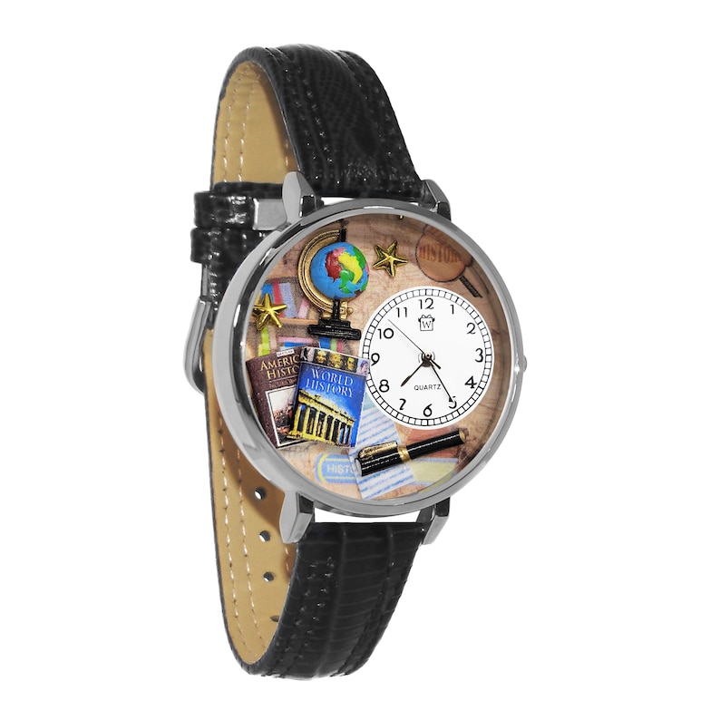 K&ouml;nnte beinhalten: Eine silberfarbene Armbanduhr mit schwarzem Lederarmband. Das Zifferblatt zeigt einen Globus, B&uuml;cher und einen Stift, mit den W&ouml;rtern "American History" und "World History". Das Zifferblatt ist wei&szlig; mit schwarzen Ziffern.