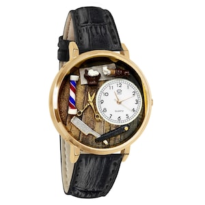 Puede incluir: Reloj de pulsera dorado con una correa de cuero negro. La esfera del reloj presenta un tema de barbería con un poste de barbero, tijeras y una navaja. La esfera del reloj también tiene una esfera blanca con números y agujas negras.